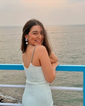 Rj Mahvash Instagram - Drowning in the sunset again ✨✨
