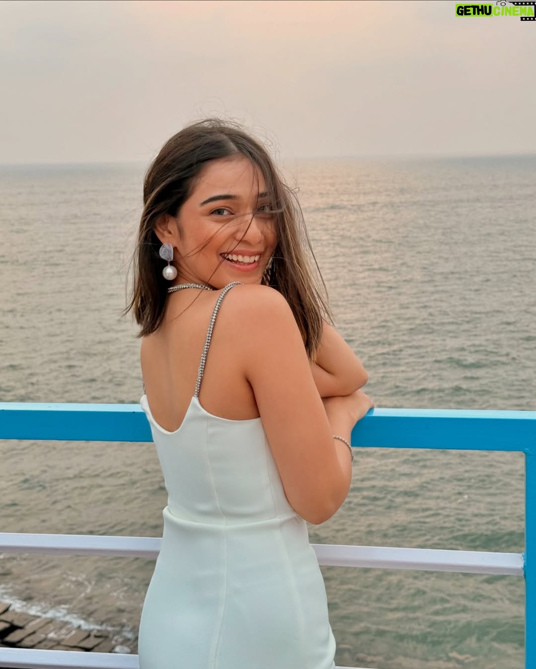 Rj Mahvash - 659.2K Likes - Drowning in the sunset again ✨✨