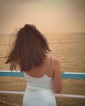 Rj Mahvash Instagram - Drowning in the sunset again ✨✨