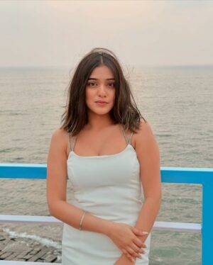Rj Mahvash Instagram - Drowning in the sunset again ✨✨