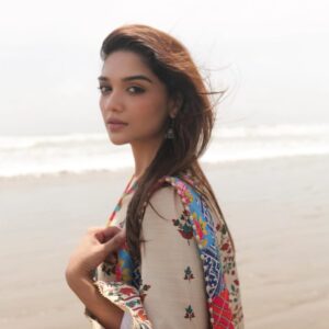 Romaisa Khan Instagram - where the hero is haunted by bittersweet flashbacks of his beloved wife, gone too soon
📸: @asad_ar_films