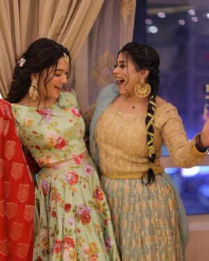 Romaisa Khan Instagram - Mehendi ki Raat #AfdaVyah 

👗: @sanoberazfar 
💄: @imperial_beautysalonandspaaa 
Stylist: @ebrahimjaliawala 
Jewellery: @thetraditionaljewellery 
📸: @abdulsamadzia