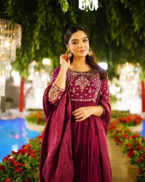Romaisa Khan Instagram - Congratulations to these cuties @laraiblk @___zarnabfatima  May God shower you with his blessings ❤️

👗: @azureofficial.pk X @styledbyebrahim