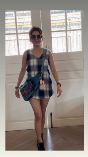 Roop Durgapal Instagram - 🤭😜🤓🥳
.
.
.
.
#trending #trendingreels #reels #reelkarofeelkaro #reelinstagram #roopdurgapal #funny #funnyreels