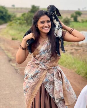 Roopa Koduvayur Instagram - #Bts #yamakaathaghi 
.
.
.

.
..
..
.

.
.

.
.

.

.

.
.
.

.
.
.
.
.
.
.
.
.
.
.
.
.
.

.
.
.
.
.
.
.
.
.
.
.
.

.
..
.
.
.
.
.

#tamil #shooting #stills #sets #nomakeup #nature #potrait #village #filmset #roopakoduvayur
