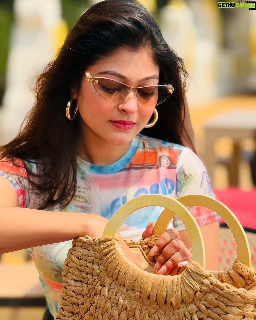 Rooqma Ray - 42.4K Likes - Seaside vibes ☀️🐚🌊🏖️
Clicked by @sreetama_roychowdhury
#insta #beach #summer #vibes #music #love #rooqmaray #holi