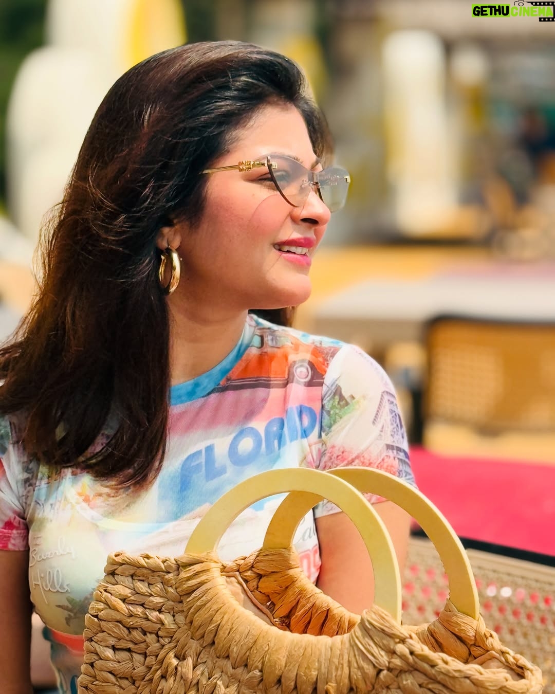 Rooqma Ray - 42.4K Likes - Seaside vibes ☀️🐚🌊🏖️
Clicked by @sreetama_roychowdhury
#insta #beach #summer #vibes #music #love #rooqmaray #holi