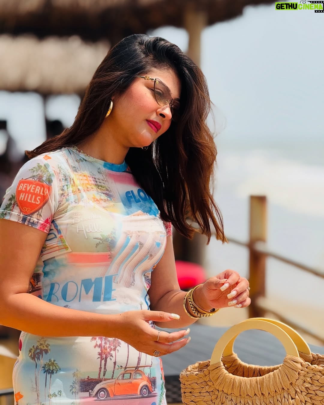 Rooqma Ray - 42.4K Likes - Seaside vibes ☀️🐚🌊🏖️
Clicked by @sreetama_roychowdhury
#insta #beach #summer #vibes #music #love #rooqmaray #holi