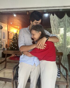 Rosamaria Murtinho Instagram - Adoro ficar agarrada com meu neto Pedro Lucas!