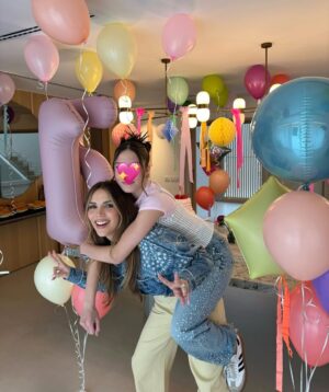 Rosanna Zanetti Instagram - Ayer fue un día colorido, divertido y con mucha luz como la cumpleañera, Ella!💖✨ 
No puedo creer que ya sean 15 años, y pensar que cuando la conocí tenía la edad que tiene Matteo 🥹
Happy B-Day Princesa! 👑