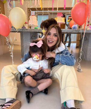 Rosanna Zanetti Instagram - Ayer fue un día colorido, divertido y con mucha luz como la cumpleañera, Ella!💖✨ 
No puedo creer que ya sean 15 años, y pensar que cuando la conocí tenía la edad que tiene Matteo 🥹
Happy B-Day Princesa! 👑