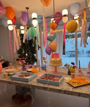 Rosanna Zanetti Instagram - Ayer fue un día colorido, divertido y con mucha luz como la cumpleañera, Ella!💖✨ 
No puedo creer que ya sean 15 años, y pensar que cuando la conocí tenía la edad que tiene Matteo 🥹
Happy B-Day Princesa! 👑