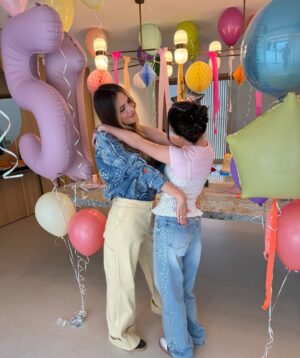 Rosanna Zanetti Instagram - Ayer fue un día colorido, divertido y con mucha luz como la cumpleañera, Ella!💖✨ 
No puedo creer que ya sean 15 años, y pensar que cuando la conocí tenía la edad que tiene Matteo 🥹
Happy B-Day Princesa! 👑