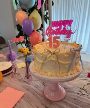 Rosanna Zanetti Instagram - Ayer fue un día colorido, divertido y con mucha luz como la cumpleañera, Ella!💖✨ 
No puedo creer que ya sean 15 años, y pensar que cuando la conocí tenía la edad que tiene Matteo 🥹
Happy B-Day Princesa! 👑