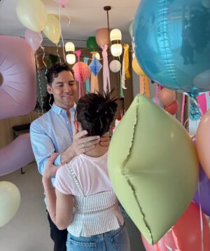Rosanna Zanetti Instagram - Ayer fue un día colorido, divertido y con mucha luz como la cumpleañera, Ella!💖✨ 
No puedo creer que ya sean 15 años, y pensar que cuando la conocí tenía la edad que tiene Matteo 🥹
Happy B-Day Princesa! 👑
