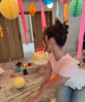 Rosanna Zanetti Instagram - Ayer fue un día colorido, divertido y con mucha luz como la cumpleañera, Ella!💖✨ 
No puedo creer que ya sean 15 años, y pensar que cuando la conocí tenía la edad que tiene Matteo 🥹
Happy B-Day Princesa! 👑