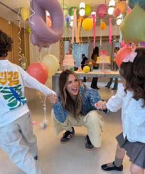 Rosanna Zanetti Instagram - Ayer fue un día colorido, divertido y con mucha luz como la cumpleañera, Ella!💖✨ 
No puedo creer que ya sean 15 años, y pensar que cuando la conocí tenía la edad que tiene Matteo 🥹
Happy B-Day Princesa! 👑