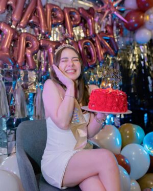 Rose Van Ginkel Instagram - Lucky Girl 🤍

Thank you Lord for another year 🙏🏻

Thank you sa mga taong nag mamahal sakin and mahal ko. 🫶🏻