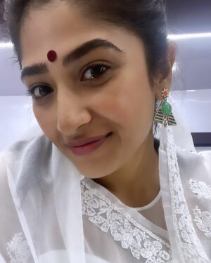 Roshni Prakash Instagram - #VANANGAAN releasing on @primevideoin & @tentkotta_official made me reminisce about the shooting days & all the magic that it carried. Thank you for accepting TINA & showering me with so much love. I played a character that was quite foreign, trying comedy ( or rather, an eccentric character) for the 1st time. Learning, loving & evolving through Cinema. 🤍

1) I played my own version of Gangubai. 😅

2) & 3) The looks which got me through the first phase of audition. 

4) & 5) Guru aka BALA sir. 🔥

6) After shooting the infamous “adi vaangara” scene ( for all those who are asking, NO, Arun didn’t really hit me) 😅🤷🏽‍♀️

7) With AL Vijay sir & Samuthirakani sir. It’s a very different energy to be surrounded by not 1, but 4 renowned directors. (Missed getting a picture with Mysskin sir, his zeal & energy are unmatchable ). 

8) & 9) Rithu kanna 🤍 My Devi baby. 😚

10) Oota on set was bomb. I belted royally. Tummy & heart were always full. 

11) BTS. 😬

12) We had the opportunity to shoot in Mahabalipuram. Everyday after shooting, my favourite passtime was sitting and gazing at the beach. The salty breeze made my hair frizzy, but who cares? ☺️

13) After three look test & countless make up trials, one of the craziest look I have ever tried. If there was a fancy dress competition, I would have won. Full credits to the team who spent 1000 hours to make this happen. 🤍

14) Meet Charles (the one in Kavi cloth). He is an amazing swimmer. One day he swam from middle of the ocean to the shore. This was taken after a long day at work, but speaking to the locals got our energy back. ☺️

15) Look from one of my fav scene which never made it to the cut. :( 

16) The gym in ANNAI Resorts, Kanyakumari was Gold. Be it morning or evening, Golden rays always made their way in. You could hear the beach roaring, & had the gym all to myself. PURE GOLD. 

17) After a good day of non stop crying for the scene. 🙂🙃

18) Sunrise in Kanyakumari. Grateful 🙏

19) Visited ANNAMALAIYAR temple after a soul-filling schedule in Thiruvannamalai. 

20) 🤍

#vanangaanonprime #vanangaanontentkotta