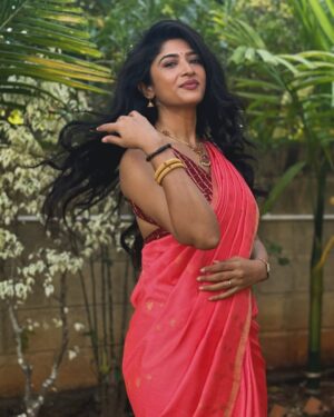 Roshni Prakash Instagram - After attending 100k weddings, saree is now my second nature. 🕊️