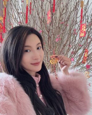 Rosina Lin Instagram - 大年初一🍊大吉大利！恭喜大家發財！身體健康，萬事如意！❤️🥂🎉⭐️
#新年快樂 #大年初一