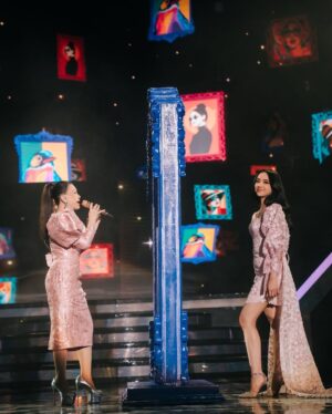 Rossa Instagram - Judulnya : Rossa Terlalu Cinta Lyly 😘

#throwback nyanyi duet Terlalu Cinta bareng Lyly di konser aku tahun 2022 , terus di tahun 2024 Lyly bkin remake-nya dan kemarin duet lagi untuk hut @transtv_corp. Semoga lagu ini bisa terus nemenin hari-hari galau kalian ya 🥹

My pink dress @damienchandra