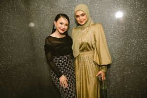 Rossa Instagram - Memulai karir hampir di waktu yang sama, sama2 berasal dari daerah, wajah yang cukup mirip sampai kadang dulu orang sering salah panggil 😂.
Banyak cerita yang kita share, dan sampai saat ini kita berdua selalu saling support. Beruntungnya aku punya kembaran cantik begini 🥰❤️. Thank you dear Siti @ctdk, for making time to come with your beloved hubby, happy to hear that you enjoyed the movie dan menangis sedikit hehhehee.
Love you!

Btw lagu ini one of my fav!! @ctdk
