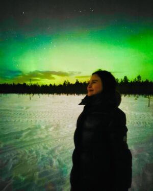 Rossa Instagram - Masya Allah cuma bisa terkagum sama ciptaan Allah dan bersyukur bisa dikasi kesempatan liat aurora ini💚

Alhamdulilah setelah perjalanan super panjang 40 jam, 5 kali naik pesawat, dinginnya banget banget 🥶, trus sempet sakit demam dan akhitnya bisa kesampaian liat aurora borealis bareng Kaka🥹

Makasiih @dr_jessy_suryadi dan Ci Susan yang udah foto2in kita.

Jadi mellow denger lagu ini sama liat pemandangannya. Cha, lagu kita ini emang indah ya @icha.aji .makasii yaa Cha