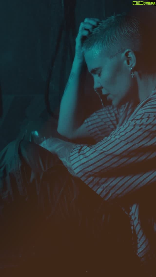 Roxane Bruneau - 6.9K Likes - Si tout s’arrête demain #8 réaction forte en radio cette semaine 🖤
C’est quoi tes paroles pref dans la chanson?