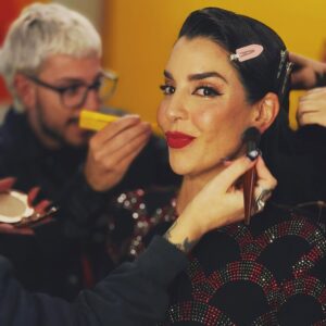 Ruth Lorenzo Instagram - ✨ Qué semana… qué locura!!✨

🔥 Esto no existiría sin vosotros… Público, eurofans… sois el alma de todo esto. Gracias por sentirlo, gritarlo, vivirlo conmigo.❤️

Detrás de cada gran momento hay una historia, aquí os dejo un pequeño adelanto.💥

Presentar en @RTVE @benidormfest_rtve y @grupoboomerang ha sido un regalo, aún más compartiendo escenario con dos mujeres increíbles… @ineshernand y @paulavazqueztv. Reír, vibrar y crear juntas ha sido inolvidable. Gracias por existir!! ❤️

Cada detalle ha contado:
👗 @antoinella por vestirme para el show.
🔥 @pat_jur por el look de Dirty Love en el escenario.

Y un amor inmenso a @hoteldonpancho, vuestro cariño ha sido hogar. Más que un hotel… una familia.❤️

🔥 Y a mi banda y equipo por convertir Dirty Love en un rugido imparable.

Pero esto no se queda aquí… Mañana a las 21h, LIVE…!!! No solo hablaremos de la actuación, vamos a hablar de lo que viene y creedme, vais a alucinar!!⚡🖤🐑

#BLACKSHEEP #DirtyLove #OvejasNegrasUnidas #LaRevoluciónEmpieza