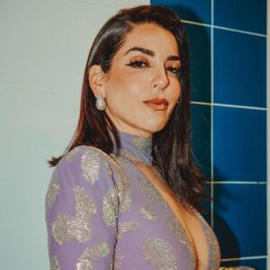 Ruth Lorenzo Instagram - ✨ Qué semana… qué locura!!✨

🔥 Esto no existiría sin vosotros… Público, eurofans… sois el alma de todo esto. Gracias por sentirlo, gritarlo, vivirlo conmigo.❤️

Detrás de cada gran momento hay una historia, aquí os dejo un pequeño adelanto.💥

Presentar en @RTVE @benidormfest_rtve y @grupoboomerang ha sido un regalo, aún más compartiendo escenario con dos mujeres increíbles… @ineshernand y @paulavazqueztv. Reír, vibrar y crear juntas ha sido inolvidable. Gracias por existir!! ❤️

Cada detalle ha contado:
👗 @antoinella por vestirme para el show.
🔥 @pat_jur por el look de Dirty Love en el escenario.

Y un amor inmenso a @hoteldonpancho, vuestro cariño ha sido hogar. Más que un hotel… una familia.❤️

🔥 Y a mi banda y equipo por convertir Dirty Love en un rugido imparable.

Pero esto no se queda aquí… Mañana a las 21h, LIVE…!!! No solo hablaremos de la actuación, vamos a hablar de lo que viene y creedme, vais a alucinar!!⚡🖤🐑

#BLACKSHEEP #DirtyLove #OvejasNegrasUnidas #LaRevoluciónEmpieza