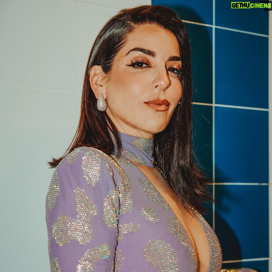 Ruth Lorenzo - 6.6K Likes - ✨ Qué semana… qué locura!!✨
🔥 Esto no existiría sin vosotros… Público, eurofans… sois el alma de todo esto. Gracias por sentirlo, gritarlo, vivirlo conmigo.❤️
Detrás de cada gran momento hay una historia, aquí os dejo un pequeño adelanto.💥
Presentar en @RTVE @benidormfest_rtve y @grupoboomerang ha sido un regalo, aún más compartiendo escenario con dos mujeres increíbles… @ineshernand y @paulavazqueztv. Reír, vibrar y crear juntas ha sido inolvidable. Gracias por existir!! ❤️
Cada detalle ha contado:
👗 @antoinella por vestirme para el show.
🔥 @pat_jur por el look de Dirty Love en el escenario.
Y un amor inmenso a @hoteldonpancho, vuestro cariño ha sido hogar. Más que un hotel… una familia.❤️
🔥 Y a mi banda y equipo por convertir Dirty Love en un rugido imparable.
Pero esto no se queda aquí… Mañana a las 21h, LIVE…!!! No solo hablaremos de la actuación, vamos a hablar de lo que viene y creedme, vais a alucinar!!⚡🖤🐑
#BLACKSHEEP #DirtyLove #OvejasNegrasUnidas #LaRevoluciónEmpieza