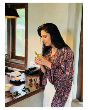 Saanvie Tallwar Instagram - One of my favorite things I did at @windermereretreats was tea tasting. 
In their field, they organically grow high tea and coffee. 

After that, I went for a stroll through their gorgeous property, which is surrounded by tea gardens and a variety of spices. A stroll through a dense woodland. Thank you Ancel for showing me around .

The best location for nature enthusiasts to discover everything there is to offer @windermereretreats

#love 
#peace 
#birthday 
#gemini 
#kerala 
#travel 
#nomakeup 
#blessed 
#windermere 
#keralatourism 
#instagood 
#iloveyouall ❤️

#saanvietallwar