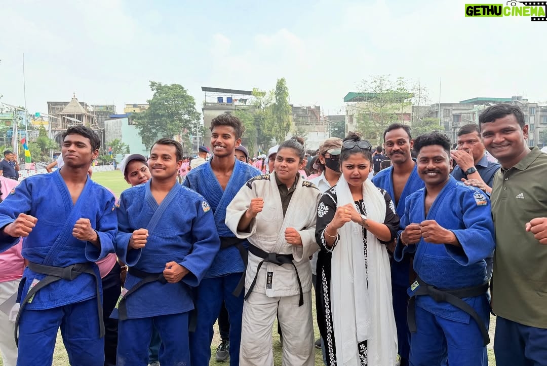 Saayoni Ghosh - 4.7K Likes - “No woman, no cry!!” 👊🏻💪🏼
Celebrating #İnternationalWomansDay with our very own #Tejaswinis in presence of honourable commissioner of police Shri Manoj Kumar Verma and #TeamKP at Patuli, Ward 101, Jadavpur loksabha Constituency!
A praiseworthy initiative by Kolkata Police and an exemplary display of woman empowerment!