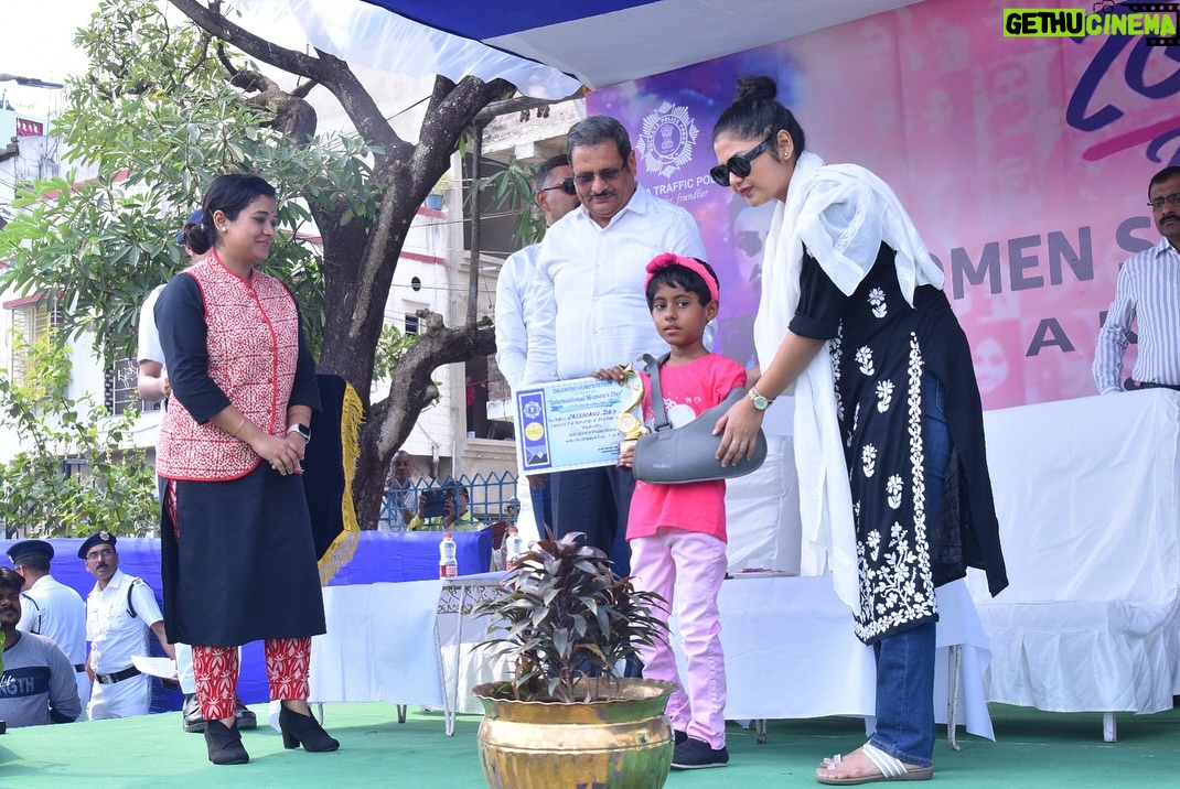 Saayoni Ghosh - 4.7K Likes - “No woman, no cry!!” 👊🏻💪🏼
Celebrating #İnternationalWomansDay with our very own #Tejaswinis in presence of honourable commissioner of police Shri Manoj Kumar Verma and #TeamKP at Patuli, Ward 101, Jadavpur loksabha Constituency!
A praiseworthy initiative by Kolkata Police and an exemplary display of woman empowerment!