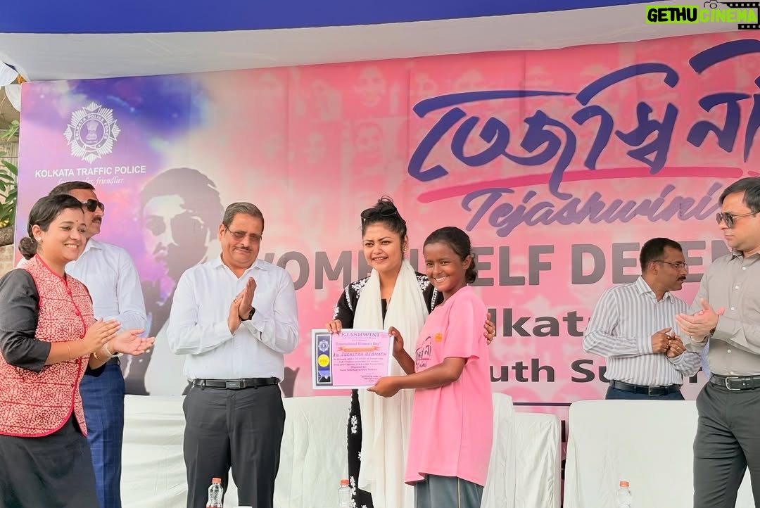 Saayoni Ghosh - 4.7K Likes - “No woman, no cry!!” 👊🏻💪🏼
Celebrating #İnternationalWomansDay with our very own #Tejaswinis in presence of honourable commissioner of police Shri Manoj Kumar Verma and #TeamKP at Patuli, Ward 101, Jadavpur loksabha Constituency!
A praiseworthy initiative by Kolkata Police and an exemplary display of woman empowerment!