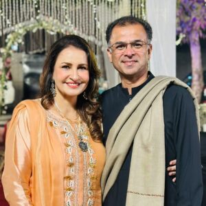 Saba Faisal Instagram - لاہور کا موسم اپنوں کی خوشی اور اس پے سونے پے سہاگا میرے 

سارے اپنوں کا ملاپ 😍یے سب زندگی اور موقعوں سے ملتا ہے 

زندگی بہت مختصر ہے جس نے اس کے ایک اک لمحے کو مسرت سے 

گزار لیا اُس نے اس  زندگی جَیسی نعمت کا  ذائقہ چکھ لیا 😘اللّٰہ ہم 

سب کو اپنے بزرگوں کے ساتھ اور خونی رشتوں کے ساتھ یے پل 

گزارنےکا موقع دے ہر خوشی اور غم میں 🙏امین

My make up and hair done by @hinashahmakeuplounge @mamoona_colourist