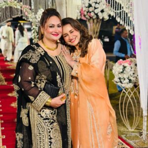 Saba Faisal Instagram - لاہور کا موسم اپنوں کی خوشی اور اس پے سونے پے سہاگا میرے 

سارے اپنوں کا ملاپ 😍یے سب زندگی اور موقعوں سے ملتا ہے 

زندگی بہت مختصر ہے جس نے اس کے ایک اک لمحے کو مسرت سے 

گزار لیا اُس نے اس  زندگی جَیسی نعمت کا  ذائقہ چکھ لیا 😘اللّٰہ ہم 

سب کو اپنے بزرگوں کے ساتھ اور خونی رشتوں کے ساتھ یے پل 

گزارنےکا موقع دے ہر خوشی اور غم میں 🙏امین

My make up and hair done by @hinashahmakeuplounge @mamoona_colourist