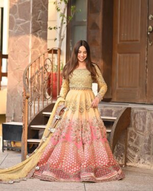 Sabeena Farooq Instagram - Love this traditional @mariabofficial @mariab.couture  look !
#Mariabbrides #Mehndilook
📸📸 @inshalakram_