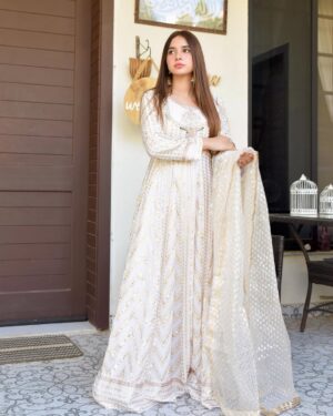 Sabeena Farooq Instagram - Was supposed to wear this if i wasn’t ill on Eid 🥺😞
Wearing @haseensofficial 
📸 @maheencaptures_ 
Pr @pr_by_zainab
