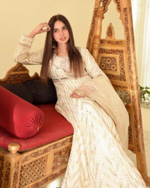 Sabeena Farooq Instagram - Was supposed to wear this if i wasn’t ill on Eid 🥺😞
Wearing @haseensofficial 
📸 @maheencaptures_ 
Pr @pr_by_zainab