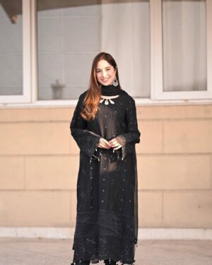 Sabeena Farooq Instagram - x @narminbynarkins✨ Styled this mesmerizing look with Narmin from their dazzling Dhanak Luxury Collection. ALLURE, a true embodiment of black elegance 🖤  Use my code Sabeena25 for 25% off on your Dhanak purchase! 
#pr_by @rangdeproduction
#NarminbyNarkins #DhanakFestiveCollection #weddingseason #Allure #Blackbeauty #Winterweddings23
