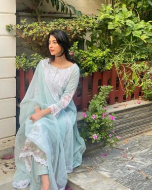 Sabeena Syed Instagram - Eid Mubarak 🐐

•••• 
Cutest outfit 🤍🩵 and cutest pictures by my mom this time around 🌺 🍃