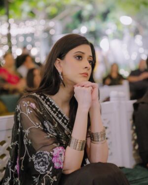 Sabeena Syed Instagram - Caught up in the present ✨

• • • • • 
👗: @lulusarstudio 
💄: @mimi_does_makeup_ 
📸: @takesbytwo