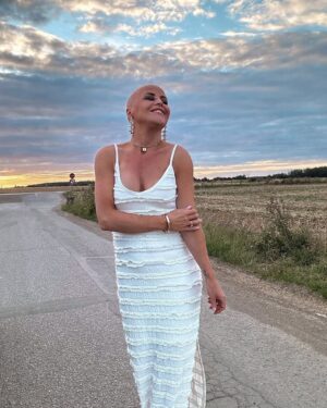 Sabrina Perquis Instagram - NOS HÉROÏNES 🩷
Sabrina Perquis @sabrinaperquis
Son mantra : “La vie ne vaut rien, mais rien ne vaut la vie.”
Son produit favori : “L’huile lavante que j’ai commencé à utiliser avant la chimio, que je trouve douce et réconfortante, a apporté un réel confort à ma peau sans aucun dessèchement tout au long du traitement. Je vais donc continuer à l’utiliser !”

De la mucoviscidose aux cancers, Sabrina a traversé des épreuves de taille depuis son enfance.
Avec une transparence émouvante, elle a su mettre des mots justes sur son combat, dévoilant sans filtre ses émotions. 
Au-delà de sa force, ce qui nous touche profondément, c’est son optimisme contagieux et sa manière de se réinventer, d’accepter son corps et son histoire sous un nouveau jour, et transformer chaque épreuve en une source de fierté 💗