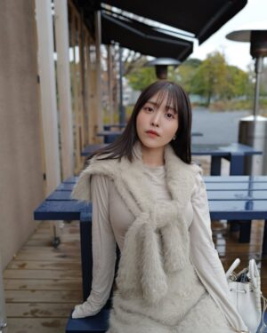Sachika Nitta Instagram - Beige Ootd🥜

カーディガン肩掛けするスタイル春先までやり続けそう♡
4枚目の手元、スパンコールが柔らかく煌めいて好き。
最後は、ハマっとる画角でおしまい✌🏽

※何かを強調しているように見えかねませんが、顔が盛れていたので仕方がないです。えぇ。