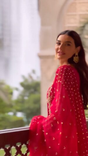 Sadia Khan Instagram - Wearing one of my favorite designers ❤️
@kanwalmalik.official 
@kanwalmalik01 

#kanwalmalik #sadiakhan 

@m.salheen1988 🎥