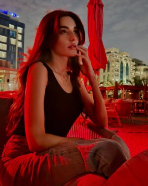 Sadia Khan Instagram - Where the waves meets the shore 🏝️🏜️