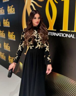 Sadia Khan Instagram - Recent days 🌟📸

@manishmalhotra05 🫶🏻
@newbottega 
@solitariodiamonds 💎

@iifa @visitabudhabi @whotels ⚡️🖤