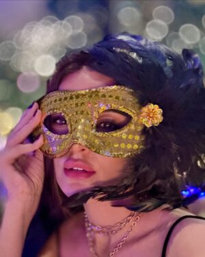 Sadia Khan Instagram - 🎊✨ Celebrating the New Year surrounded by amazing people and making memories that will last a lifetime. Here’s to love, laughter, and all the adventures ahead!
#NewYear #goodvibesonly💯 #2025 

@kritisanon bpraak @niloferwani @uzmakhanofficial @saimali_official